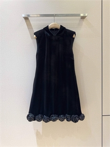 {{productViewItem.photos[photoViewList.activeNavIndex].Alt || productViewItem.photos[photoViewList.activeNavIndex].Description || 'Платье DIOR'}}