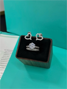 {{productViewItem.photos[photoViewList.activeNavIndex].Alt || productViewItem.photos[photoViewList.activeNavIndex].Description || 'Кольцо Tiffany&amp;Co'}}