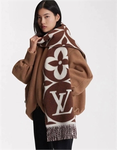 {{productViewItem.photos[photoViewList.activeNavIndex].Alt || productViewItem.photos[photoViewList.activeNavIndex].Description || 'Шарф LOUIS VUITTON'}}