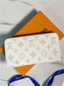 {{productViewItem.photos[photoViewList.activeNavIndex].Alt || productViewItem.photos[photoViewList.activeNavIndex].Description || 'Кошелек LOUIS VUITTON'}}