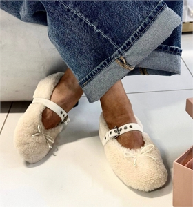 {{productViewItem.photos[photoViewList.activeNavIndex].Alt || productViewItem.photos[photoViewList.activeNavIndex].Description || 'Балетки MIU MIU'}}