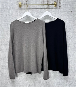 {{productViewItem.photos[photoViewList.activeNavIndex].Alt || productViewItem.photos[photoViewList.activeNavIndex].Description || 'Костюм THE ROW'}}