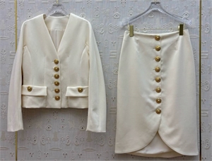 {{productViewItem.photos[photoViewList.activeNavIndex].Alt || productViewItem.photos[photoViewList.activeNavIndex].Description || 'Костюм Schiaparelli'}}