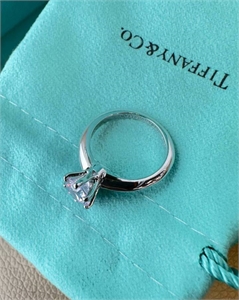 {{productViewItem.photos[photoViewList.activeNavIndex].Alt || productViewItem.photos[photoViewList.activeNavIndex].Description || 'Кольцо Tiffany&amp;Co'}}