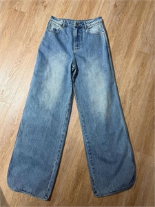 {{productViewItem.photos[photoViewList.activeNavIndex].Alt || productViewItem.photos[photoViewList.activeNavIndex].Description || 'Джинсы LOEWE'}}