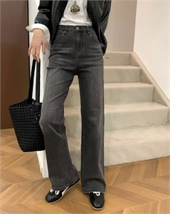 {{productViewItem.photos[photoViewList.activeNavIndex].Alt || productViewItem.photos[photoViewList.activeNavIndex].Description || 'Джинсы MIU MIU'}}