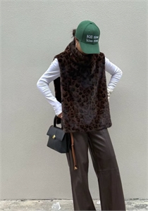 {{productViewItem.photos[photoViewList.activeNavIndex].Alt || productViewItem.photos[photoViewList.activeNavIndex].Description || 'Жилет FENDI'}}