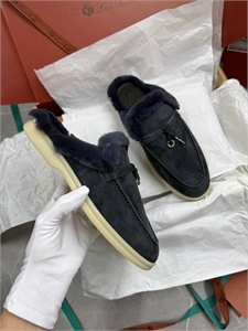 {{productViewItem.photos[photoViewList.activeNavIndex].Alt || productViewItem.photos[photoViewList.activeNavIndex].Description || 'Мюли LORO PIANA'}}