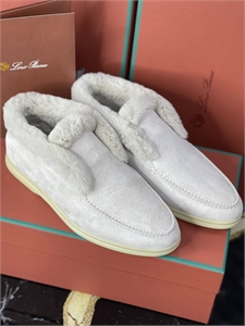 {{productViewItem.photos[photoViewList.activeNavIndex].Alt || productViewItem.photos[photoViewList.activeNavIndex].Description || 'Лоферы LORO PIANA'}}