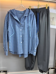 {{productViewItem.photos[photoViewList.activeNavIndex].Alt || productViewItem.photos[photoViewList.activeNavIndex].Description || 'Костюм PRADA'}}