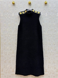 {{productViewItem.photos[photoViewList.activeNavIndex].Alt || productViewItem.photos[photoViewList.activeNavIndex].Description || 'Платье Schiaparelli'}}