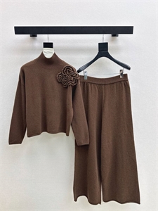 {{productViewItem.photos[photoViewList.activeNavIndex].Alt || productViewItem.photos[photoViewList.activeNavIndex].Description || 'Костюм VALENTINO'}}