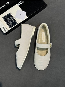 {{productViewItem.photos[photoViewList.activeNavIndex].Alt || productViewItem.photos[photoViewList.activeNavIndex].Description || 'Балетки CHANEL'}}