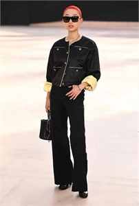 {{productViewItem.photos[photoViewList.activeNavIndex].Alt || productViewItem.photos[photoViewList.activeNavIndex].Description || 'Куртка CHANEL'}}