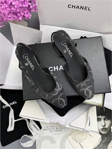 {{productViewItem.photos[photoViewList.activeNavIndex].Alt || productViewItem.photos[photoViewList.activeNavIndex].Description || 'Туфли CHANEL'}}