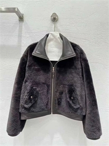 {{productViewItem.photos[photoViewList.activeNavIndex].Alt || productViewItem.photos[photoViewList.activeNavIndex].Description || 'Дубленка HERMES Двусторонняя'}}