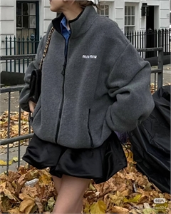 {{productViewItem.photos[photoViewList.activeNavIndex].Alt || productViewItem.photos[photoViewList.activeNavIndex].Description || 'Бомбер MIU MIU'}}