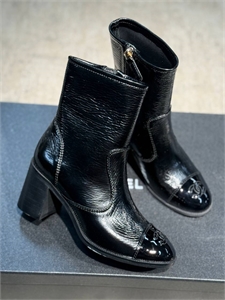 {{productViewItem.photos[photoViewList.activeNavIndex].Alt || productViewItem.photos[photoViewList.activeNavIndex].Description || 'Ботильоны CHANEL'}}