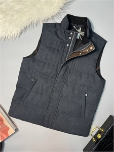 {{productViewItem.photos[photoViewList.activeNavIndex].Alt || productViewItem.photos[photoViewList.activeNavIndex].Description || 'Безрукавка RACINELLO'}}