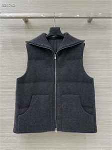 {{productViewItem.photos[photoViewList.activeNavIndex].Alt || productViewItem.photos[photoViewList.activeNavIndex].Description || 'Жилет LORO PIANA'}}