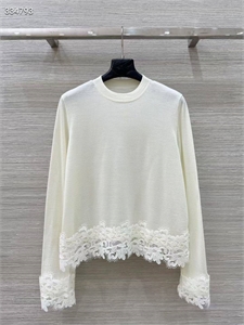 {{productViewItem.photos[photoViewList.activeNavIndex].Alt || productViewItem.photos[photoViewList.activeNavIndex].Description || 'Блузка ERMANO SCERVINO'}}