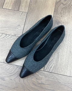 {{productViewItem.photos[photoViewList.activeNavIndex].Alt || productViewItem.photos[photoViewList.activeNavIndex].Description || 'Балетки LORO PIANA'}}