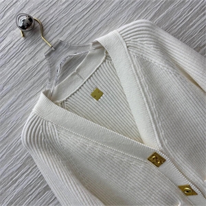 {{productViewItem.photos[photoViewList.activeNavIndex].Alt || productViewItem.photos[photoViewList.activeNavIndex].Description || 'Кардиган Schiaparelli'}}