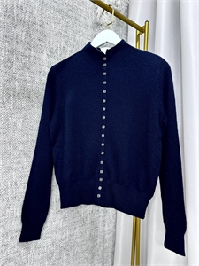 {{productViewItem.photos[photoViewList.activeNavIndex].Alt || productViewItem.photos[photoViewList.activeNavIndex].Description || 'Кардиган THE ROW'}}