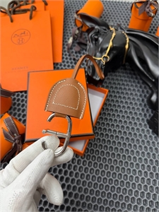 {{productViewItem.photos[photoViewList.activeNavIndex].Alt || productViewItem.photos[photoViewList.activeNavIndex].Description || 'Брелок HERMES'}}