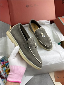 {{productViewItem.photos[photoViewList.activeNavIndex].Alt || productViewItem.photos[photoViewList.activeNavIndex].Description || 'Лоферы LORO PIANA'}}