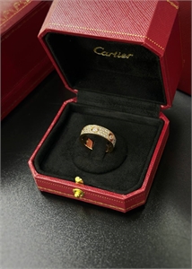 {{productViewItem.photos[photoViewList.activeNavIndex].Alt || productViewItem.photos[photoViewList.activeNavIndex].Description || 'Кольцо CARTIER'}}