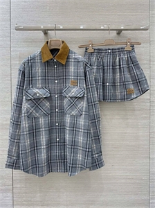 {{productViewItem.photos[photoViewList.activeNavIndex].Alt || productViewItem.photos[photoViewList.activeNavIndex].Description || 'Костюм MIU MIU'}}