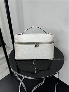 {{productViewItem.photos[photoViewList.activeNavIndex].Alt || productViewItem.photos[photoViewList.activeNavIndex].Description || 'Сумка LP из кожи крокодила'}}