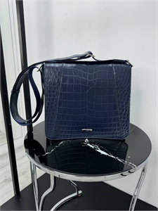 {{productViewItem.photos[photoViewList.activeNavIndex].Alt || productViewItem.photos[photoViewList.activeNavIndex].Description || 'Сумка ZILLI из кожи крокодила'}}