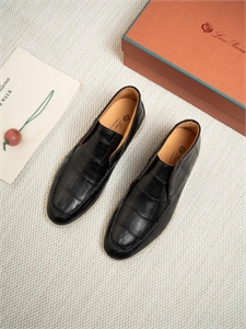 {{productViewItem.photos[photoViewList.activeNavIndex].Alt || productViewItem.photos[photoViewList.activeNavIndex].Description || 'Лоферы LP из кожи крокодила'}}