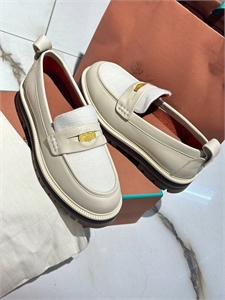 {{productViewItem.photos[photoViewList.activeNavIndex].Alt || productViewItem.photos[photoViewList.activeNavIndex].Description || 'Лоферы HERMES'}}