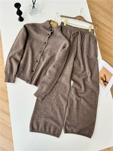 {{productViewItem.photos[photoViewList.activeNavIndex].Alt || productViewItem.photos[photoViewList.activeNavIndex].Description || 'Костюм THE ROW'}}