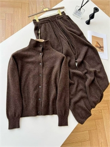 {{productViewItem.photos[photoViewList.activeNavIndex].Alt || productViewItem.photos[photoViewList.activeNavIndex].Description || 'Костюм THE ROW'}}