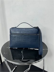 {{productViewItem.photos[photoViewList.activeNavIndex].Alt || productViewItem.photos[photoViewList.activeNavIndex].Description || 'Сумка LP'}}