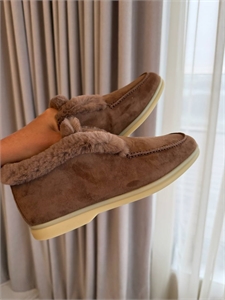 {{productViewItem.photos[photoViewList.activeNavIndex].Alt || productViewItem.photos[photoViewList.activeNavIndex].Description || 'Обувь LORO PIANA'}}