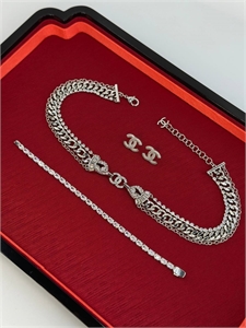 {{productViewItem.photos[photoViewList.activeNavIndex].Alt || productViewItem.photos[photoViewList.activeNavIndex].Description || 'Браслет CHANEL Серебро 925 п с фианитами'}}