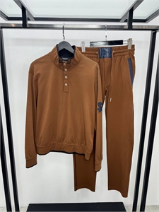 {{productViewItem.photos[photoViewList.activeNavIndex].Alt || productViewItem.photos[photoViewList.activeNavIndex].Description || 'Спортивный костюм SR со вставками кожи кроко'}}