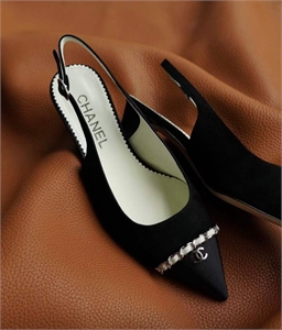 {{productViewItem.photos[photoViewList.activeNavIndex].Alt || productViewItem.photos[photoViewList.activeNavIndex].Description || 'Туфли CHANEL'}}