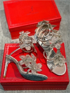 {{productViewItem.photos[photoViewList.activeNavIndex].Alt || productViewItem.photos[photoViewList.activeNavIndex].Description || 'Босоножки RENE CAOVILLA'}}