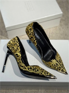 {{productViewItem.photos[photoViewList.activeNavIndex].Alt || productViewItem.photos[photoViewList.activeNavIndex].Description || 'Туфли Taro Ishida'}}