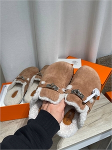 {{productViewItem.photos[photoViewList.activeNavIndex].Alt || productViewItem.photos[photoViewList.activeNavIndex].Description || 'Мюли HERMES'}}