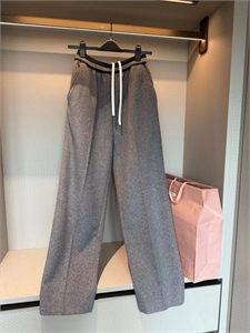 {{productViewItem.photos[photoViewList.activeNavIndex].Alt || productViewItem.photos[photoViewList.activeNavIndex].Description || 'Штаны MIU MIU'}}