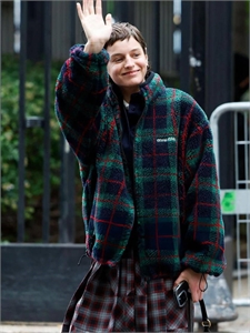 {{productViewItem.photos[photoViewList.activeNavIndex].Alt || productViewItem.photos[photoViewList.activeNavIndex].Description || 'Бомбер MIU MIU'}}