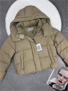 {{productViewItem.photos[photoViewList.activeNavIndex].Alt || productViewItem.photos[photoViewList.activeNavIndex].Description || 'Куртка LOEWE'}}