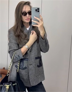 {{productViewItem.photos[photoViewList.activeNavIndex].Alt || productViewItem.photos[photoViewList.activeNavIndex].Description || 'Пиджак CHANEL'}}